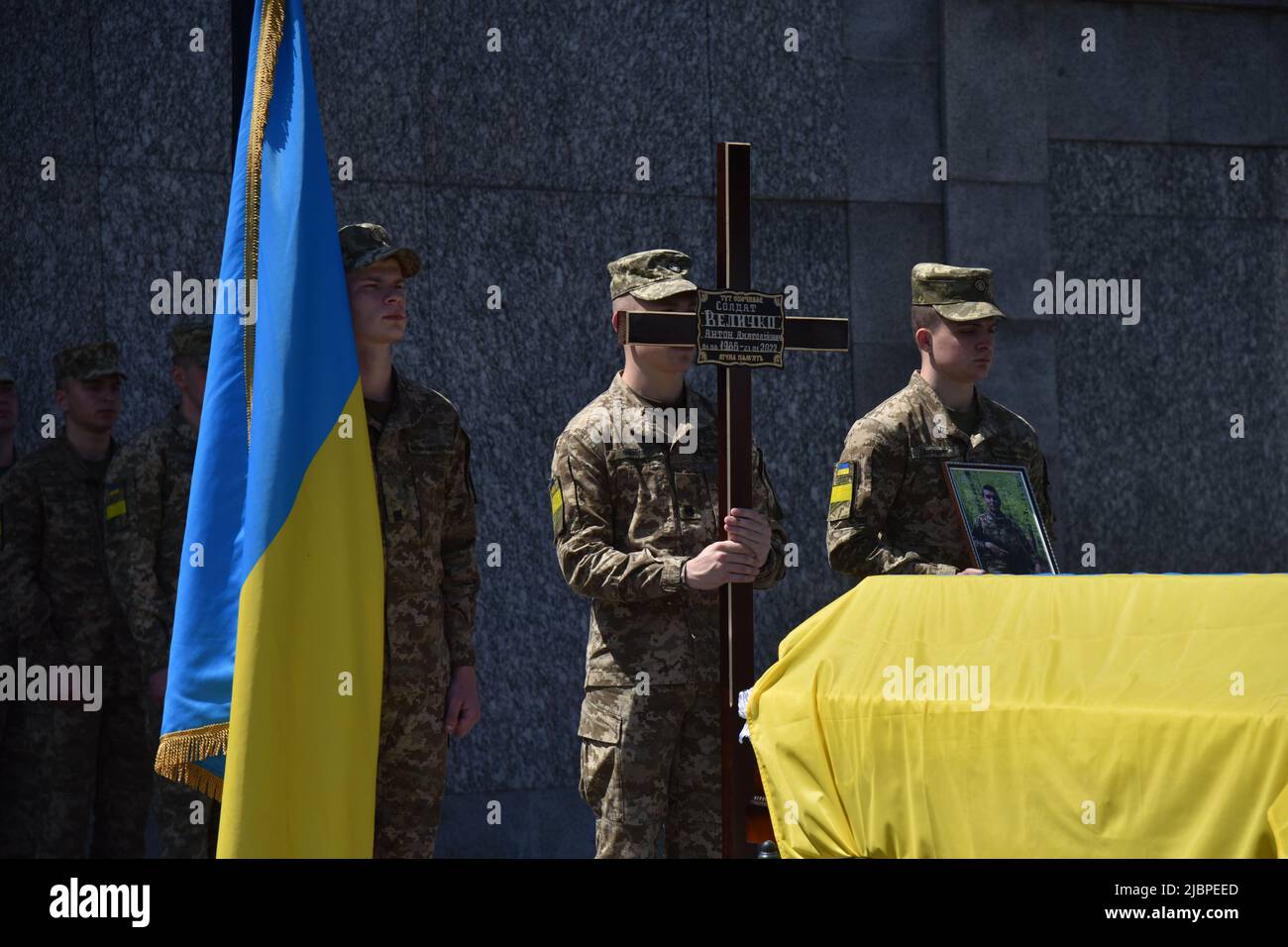 Lviv, Ukraine. 07th juin 2022. Un soldat tient une croix à côté du cercueil avec le corps lors de la cérémonie d'adieu du soldat tombé. Le soldat ukrainien Anton Velychko, qui est mort sur 23 mai lors d'une bataille avec les troupes russes près d'Avdiivka, dans la région de Donetsk, a été enterré au cimetière de Lychakiv à Lviv. Il s'est porté volontaire pour la guerre après que la Russie ait envahi l'Ukraine sur l'24 février et lancé une guerre à grande échelle. (Photo de Pavlo Palamarchuk/SOPA Images/Sipa USA) crédit: SIPA USA/Alay Live News Banque D'Images