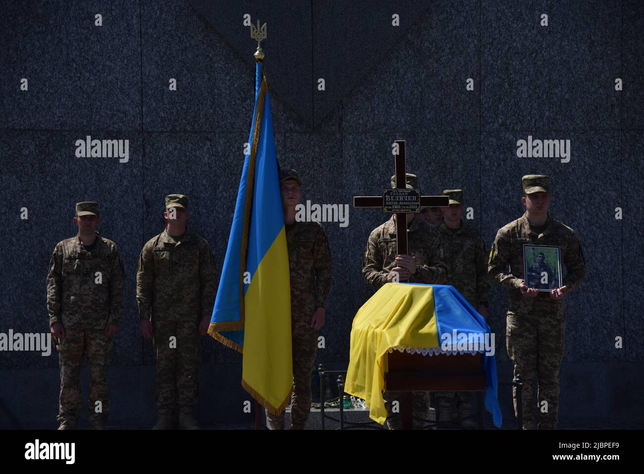 Lviv, Ukraine. 07th juin 2022. L'armée ukrainienne se trouve à côté du cercueil avec le corps lors de la cérémonie d'adieu du soldat tombé. Le soldat ukrainien Anton Velychko, qui est mort sur 23 mai lors d'une bataille avec les troupes russes près d'Avdiivka, dans la région de Donetsk, a été enterré au cimetière de Lychakiv à Lviv. Il s'est porté volontaire pour la guerre après que la Russie ait envahi l'Ukraine sur l'24 février et lancé une guerre à grande échelle. (Photo de Pavlo Palamarchuk/SOPA Images/Sipa USA) crédit: SIPA USA/Alay Live News Banque D'Images