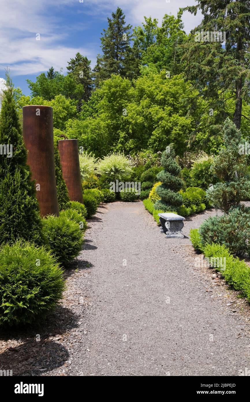Sentier de gravier dans le jardin français formel au jardin de la route