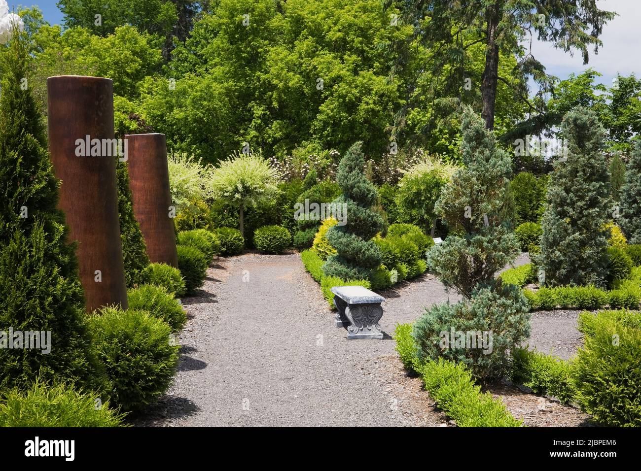 Sentier de gravier dans le jardin français formel au jardin de la route