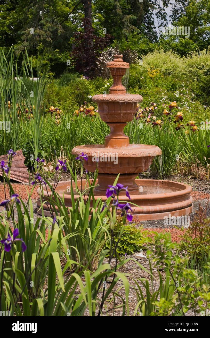 Fontaine d'eau en terre cuite en cascade au jardin de la route des