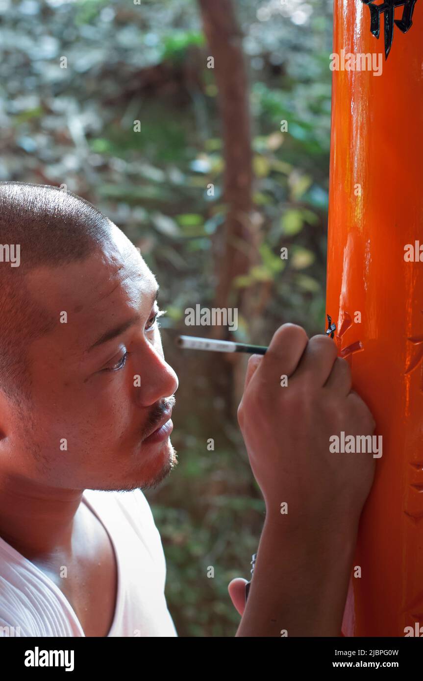Homme japonais sculptant des portes de torii au sanctuaire de Fushimi Banque D'Images