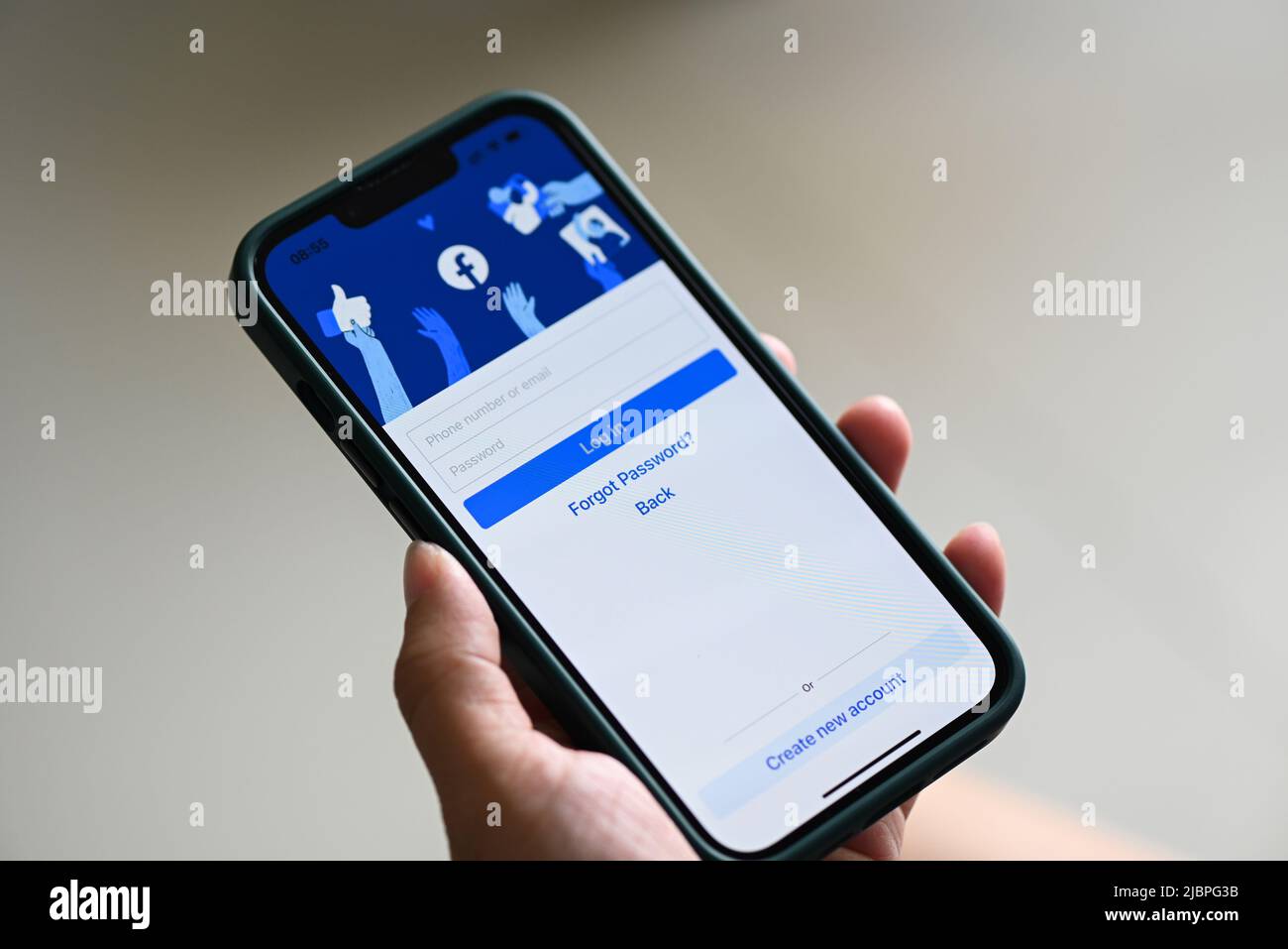 Icône de l'application Facebook sur l'iPhone 13 Pro d'Apple, avec  smartphone avec connexion page d'accueil icône du logo facebook sur l'écran  populaire réseau social Photo Stock - Alamy