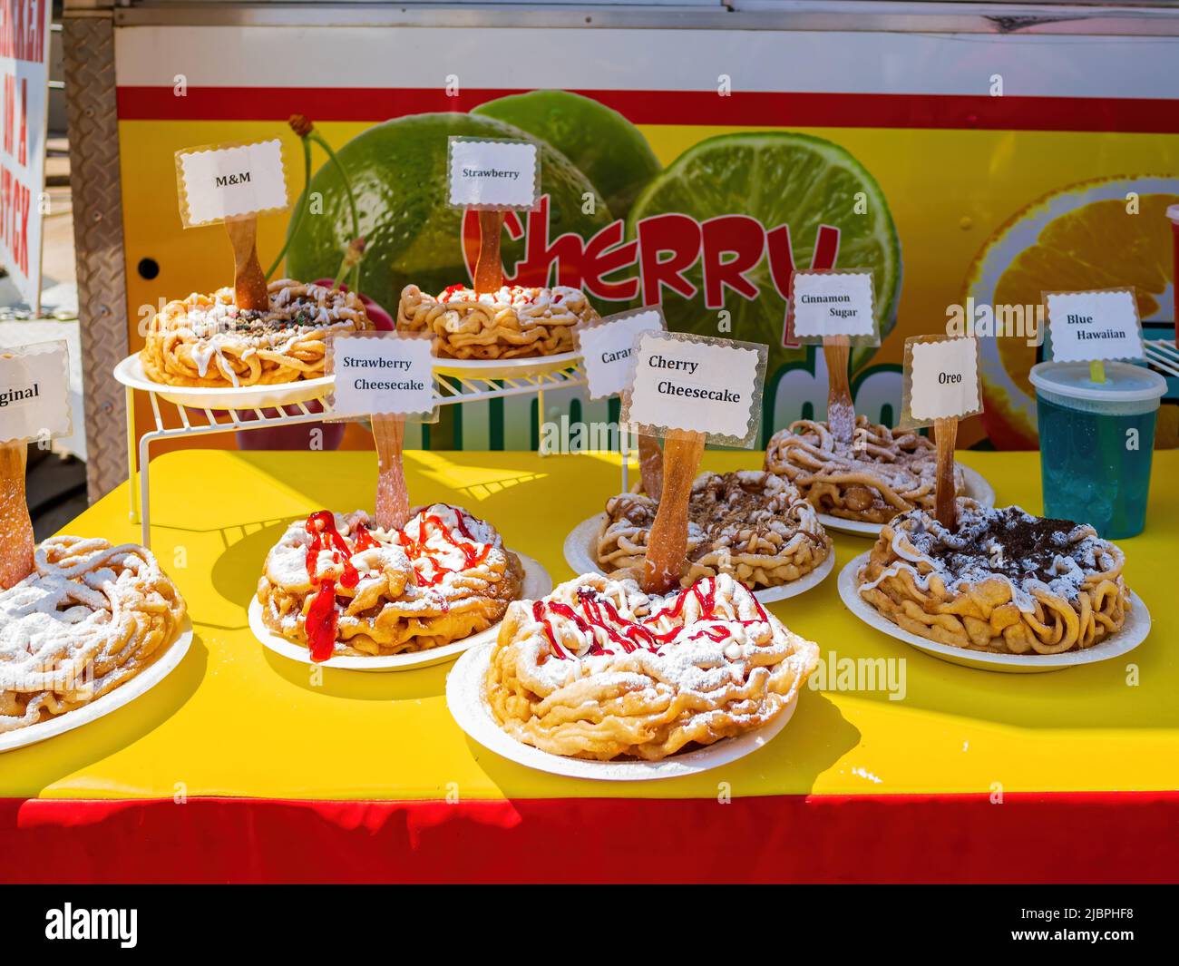 Oklahoma, MAI 29 2022 - gros plan d'un gâteau en entonnoir modal d'un camion alimentaire dans le festival des arts de Paseo Banque D'Images