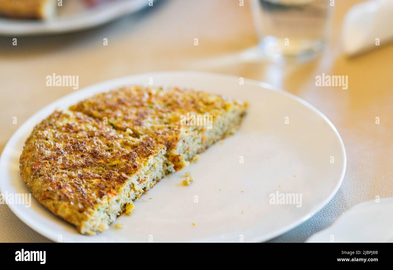 Gros plan d'un quinoa frittata sain, délicieux, sans gluten et végétarien (semblable à l'omelette ou à la tarte). Le quinoa est une ancienne plante de la montagne des Andes Banque D'Images