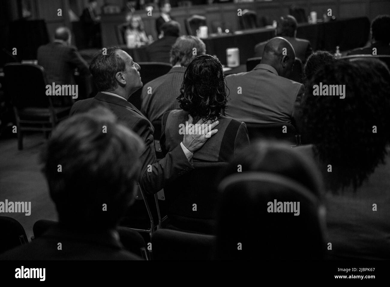 Kimberly Salter, au centre, épouse du garde de sécurité de Tops Aaron Salter, Jr., Qui est mort dans le Buffalo, New York, la fusillade de masse au supermarché Tops est réconfortée lors d'une audience de la Commission du Sénat sur le pouvoir judiciaire pour examiner la menace de terrorisme domestique après l'attaque de Buffalo, dans le bâtiment du Sénat Hart à Washington, DC, Tuesday, 7 juin 2022. Crédit: Rod Lamkey / CNP Banque D'Images