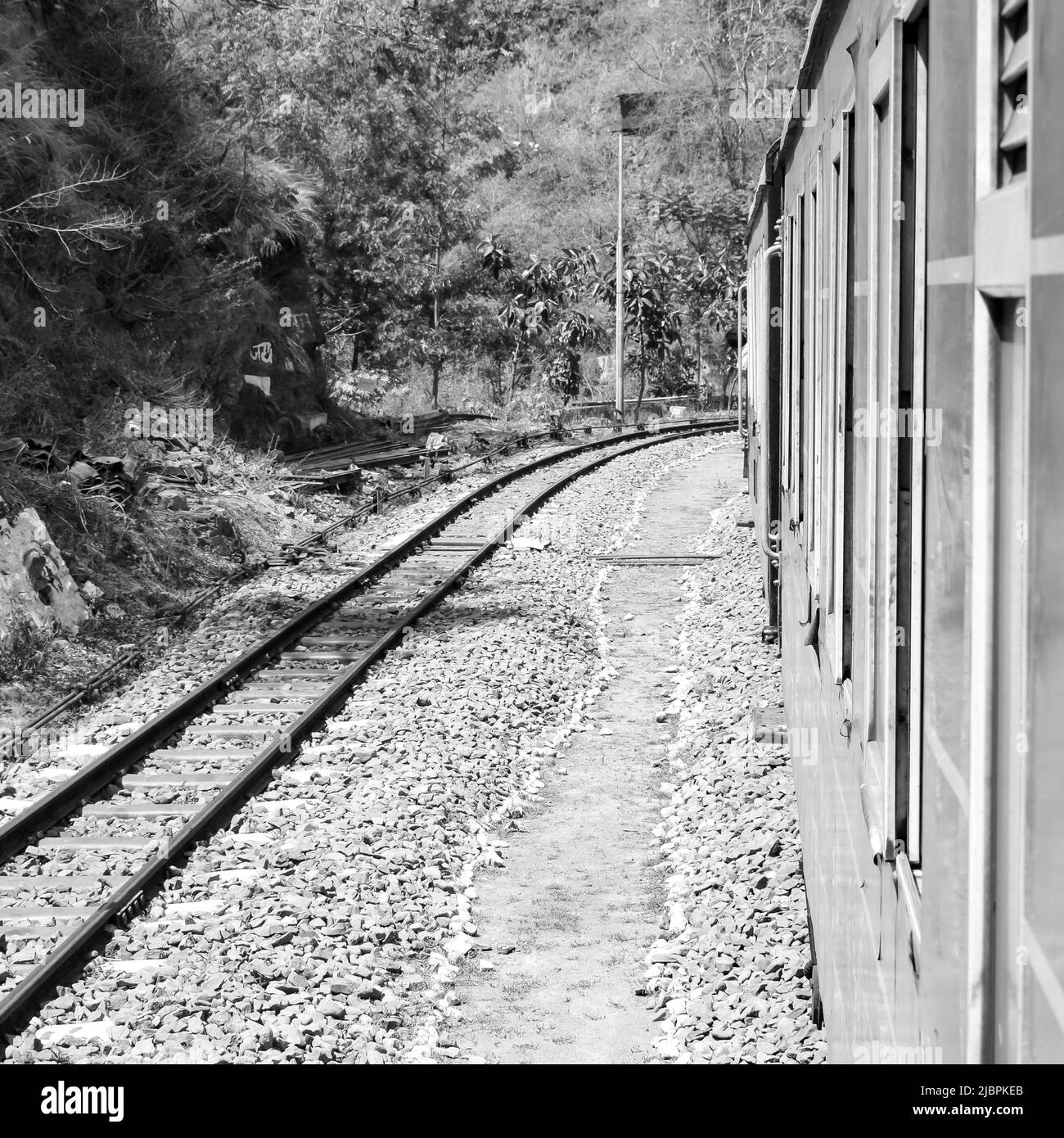 Toy train se déplaçant sur la pente de montagne, belle vue, un côté montagne, un côté vallée se déplaçant sur le chemin de fer à la colline, parmi la forêt naturelle verte.Toy t Banque D'Images