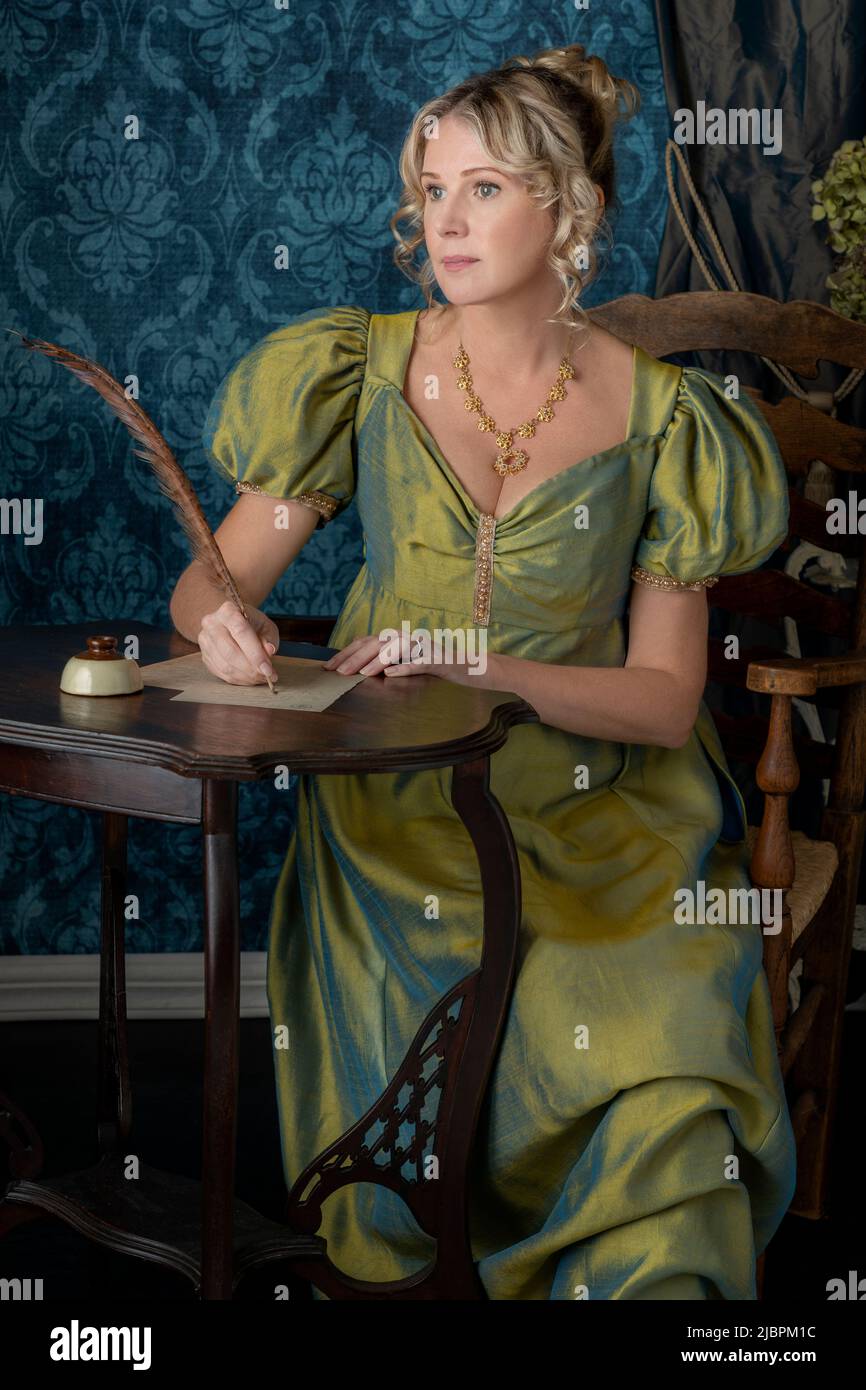 Une femme de Régence portant une robe en soie verte et assise dans son salon Banque D'Images