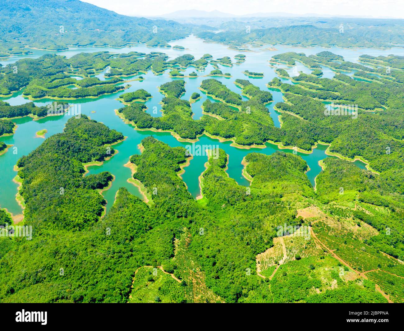 Matin au lac Ta Dung ou au lac Dong Nai 3 avec des collines verdoyantes et des montagnes. Le réservoir pour la production d'électricité par hydroélectricité dans DAC Nong ( Dak Nong Banque D'Images