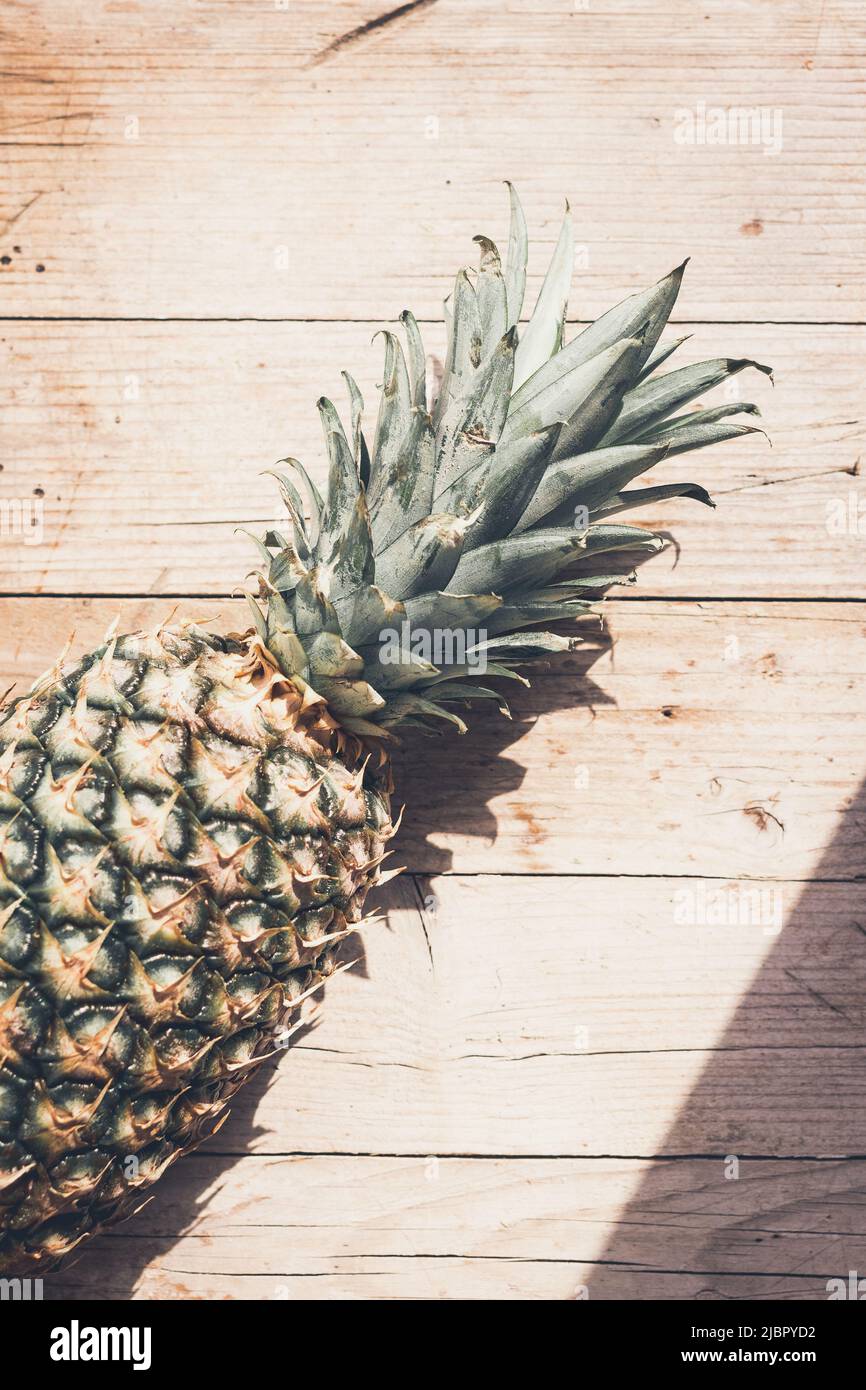 Ananas mûr sur fond de bois. Banque D'Images