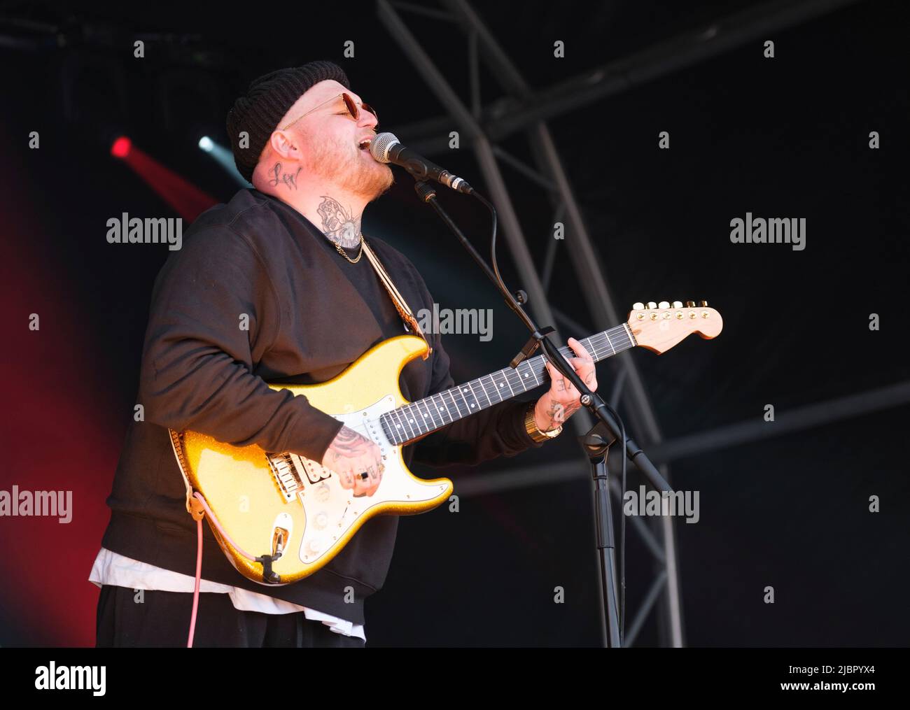 Thom Rylance, chanteur principal des Lottery Winners, se présentant au Wychwood Festival, Cheltenham, Royaume-Uni. 3 juin 2022 Banque D'Images