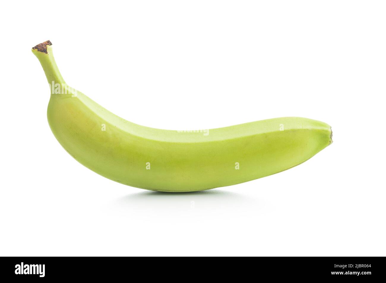 Banane verte non mûre isolée sur fond blanc. Banque D'Images