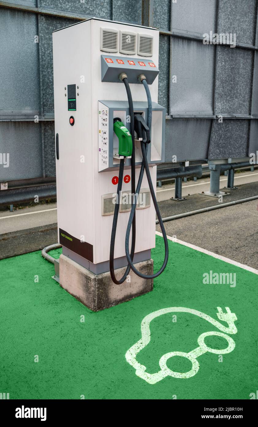 Station de charge pour véhicule électrique avec icône de voiture au sol Banque D'Images