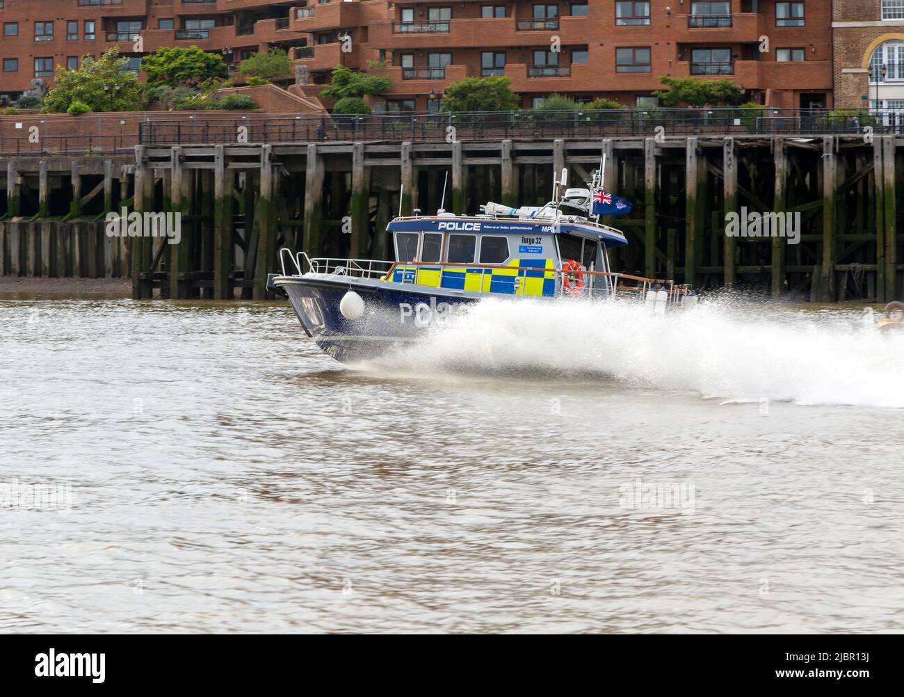 Lancement de l'hydroglisseur de police métropolitaine à grande vitesse, River Thames, Londres, Angleterre, Royaume-Uni Banque D'Images