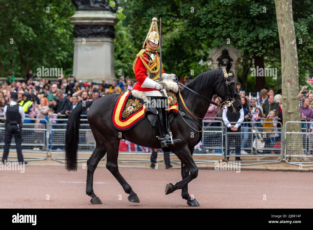 Pour la section militaire de la Reine et du pays au défilé du Jubilé de platine de la Reine dans le Mall, Londres, Royaume-Uni. Les gardiens de la vie de la Cavalerie de la maison Banque D'Images