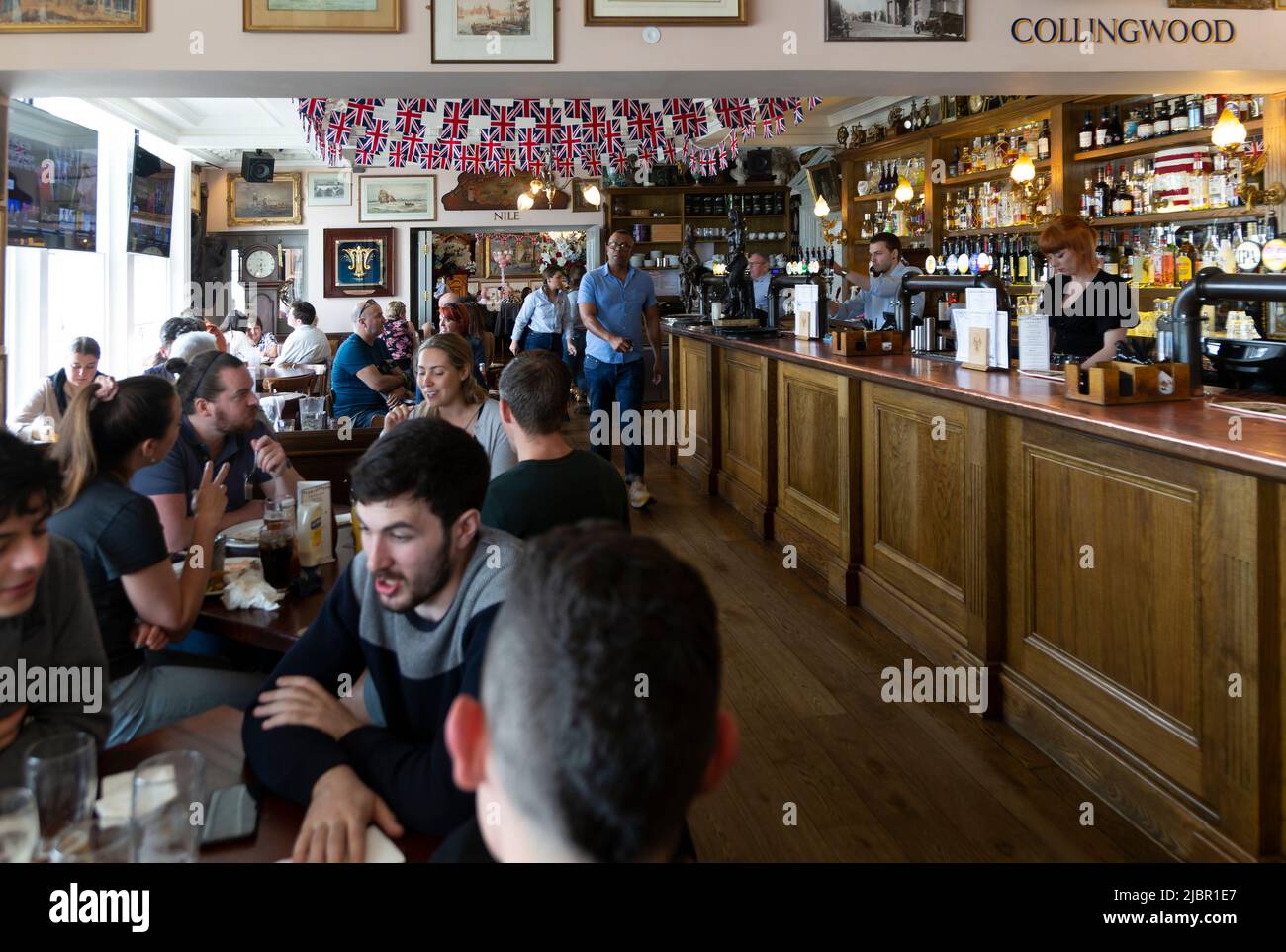 Les gens à l'intérieur du pub Trafalgar, Greenwich, Angleterre, Royaume-Uni Banque D'Images