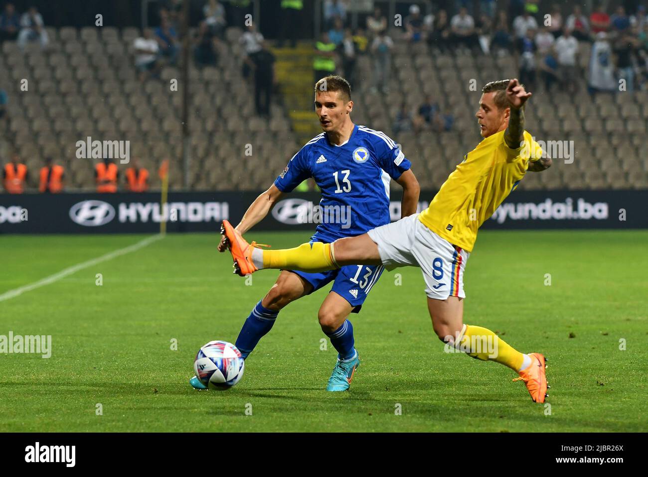 ZENICA, 8 juin 2022 (Xinhua) -- Gojko Cimirot (L) de Bosnie-Herzégovine (Bosnie-Herzégovine) rivalisent avec Alexandru Cicadlau de Roumanie lors de leur match de football de la Ligue des Nations de l'UEFA à Zenica, Bosnie-Herzégovine (Bosnie-Herzégovine) le juin. 7, 2022. (Photo de Nedim Grabovica/Xinhua) Banque D'Images