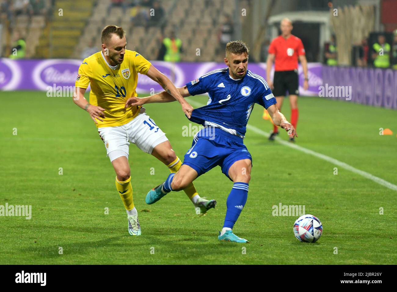 ZENICA, 8 juin 2022 (Xinhua) -- Eldar Civic (R) de Bosnie-Herzégovine (BiH) concurrence Alexandru Maxim de Roumanie lors de leur match de football de la Ligue des Nations de l'UEFA à Zenica, Bosnie-Herzégovine (BiH) le juin. 7, 2022. (Photo de Nedim Grabovica/Xinhua) Banque D'Images