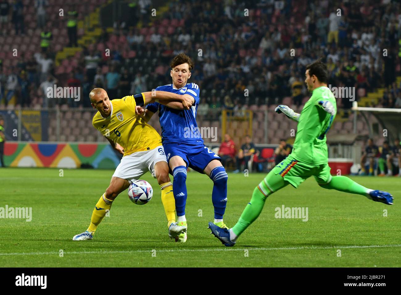 ZENICA, 8 juin 2022 (Xinhua) -- Haris Duljevic (C) de Bosnie-Herzégovine (Bosnie-Herzégovine) rivalise contre Vlad Chiriches (L) de Roumanie lors de leur match de football de la Ligue des Nations de l'UEFA à Zenica, Bosnie-Herzégovine (Bosnie-Herzégovine) le juin. 7, 2022. (Photo de Nedim Grabovica/Xinhua) Banque D'Images