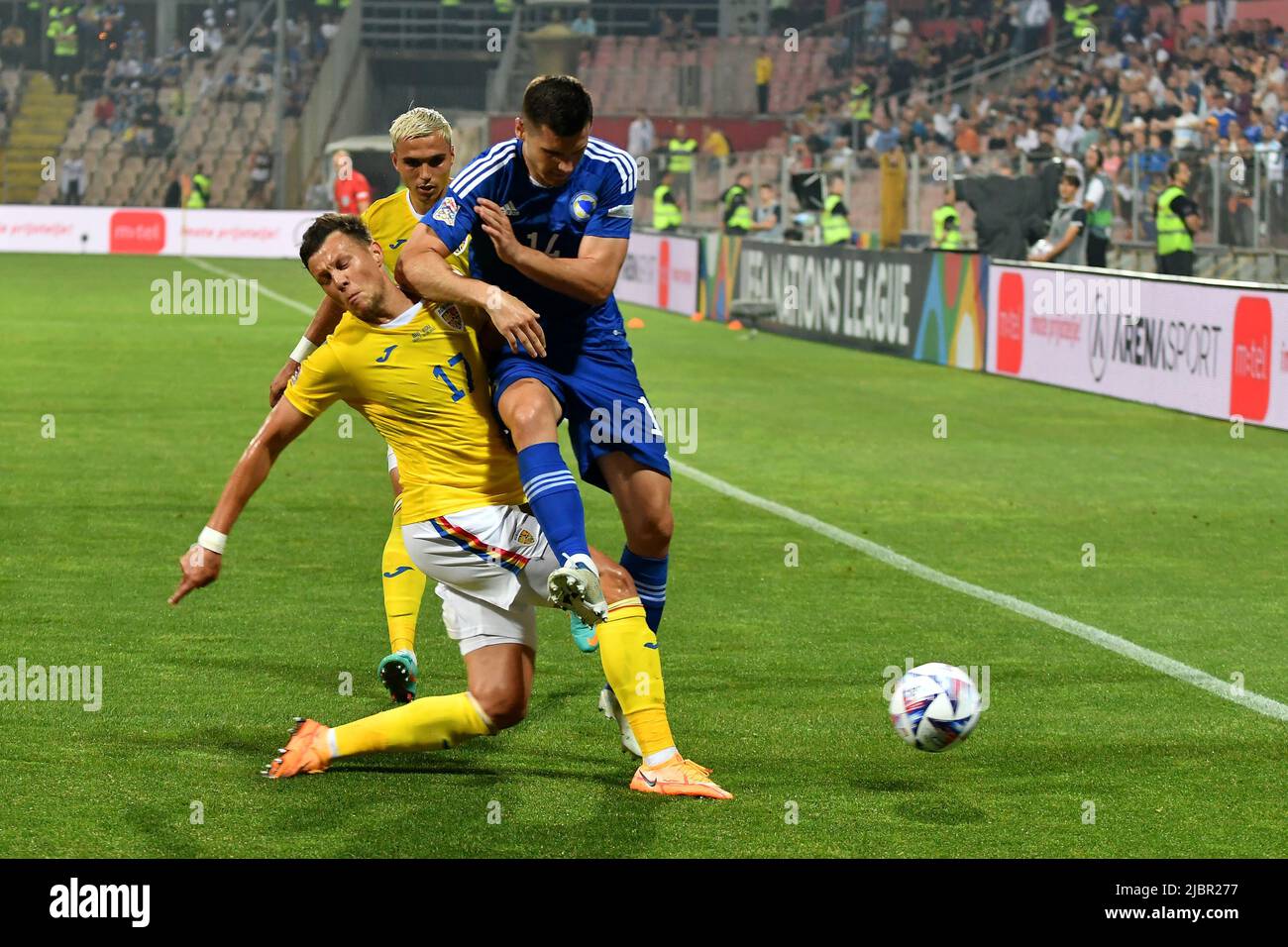 ZENICA, 8 juin 2022 (Xinhua) -- Amer Gojak (R) de Bosnie-Herzégovine (BiH) concurrence Adrian Rus (L) de Roumanie lors de leur match de football de la Ligue des Nations de l'UEFA à Zenica, Bosnie-Herzégovine (BiH) le juin. 7, 2022. (Photo de Nedim Grabovica/Xinhua) Banque D'Images