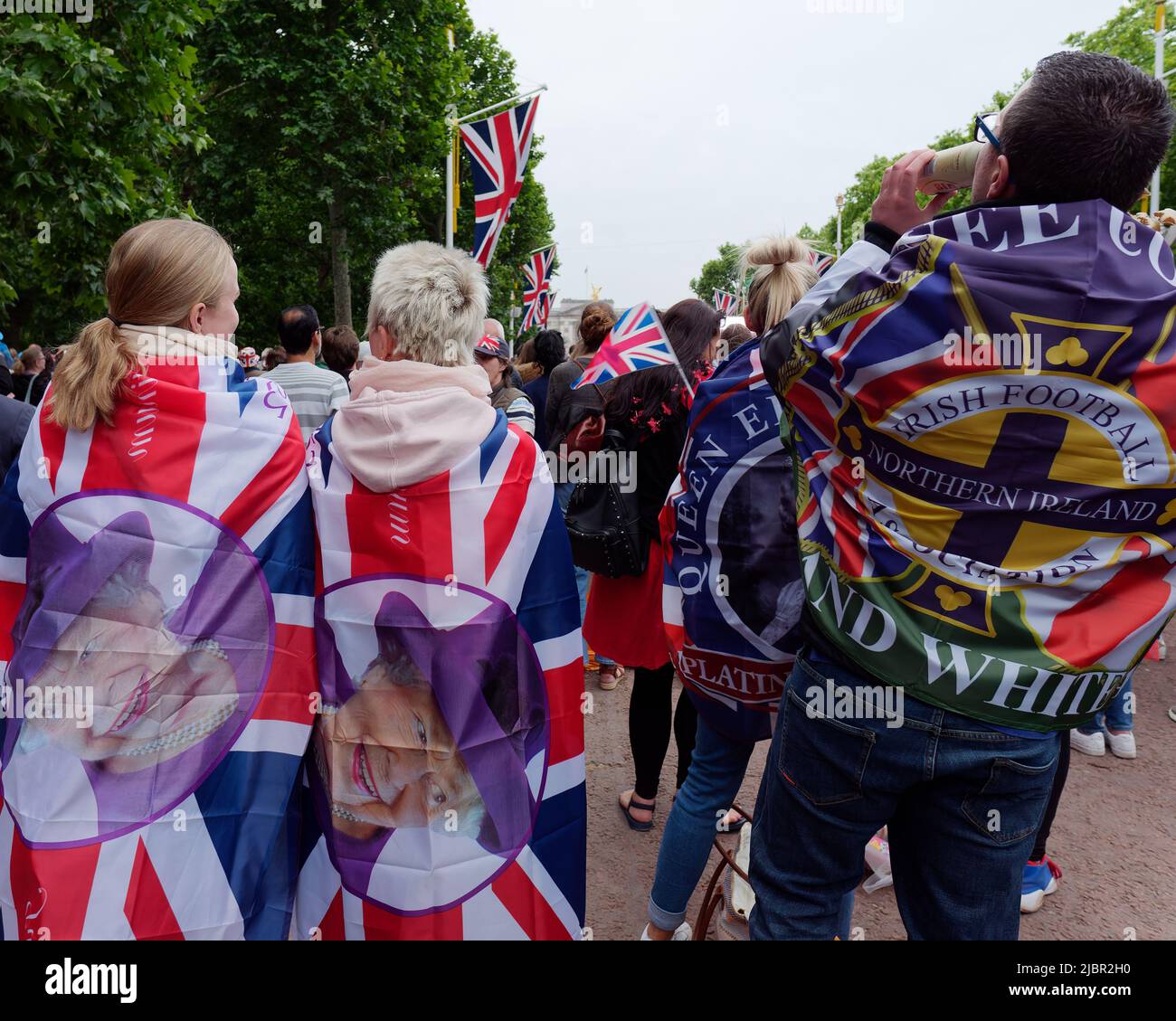 Londres, Grand Londres, Angleterre, 04 juin 2022 : concert Jubilé au centre commercial. Les personnes portant des drapeaux Union Jack dans la foule. Banque D'Images