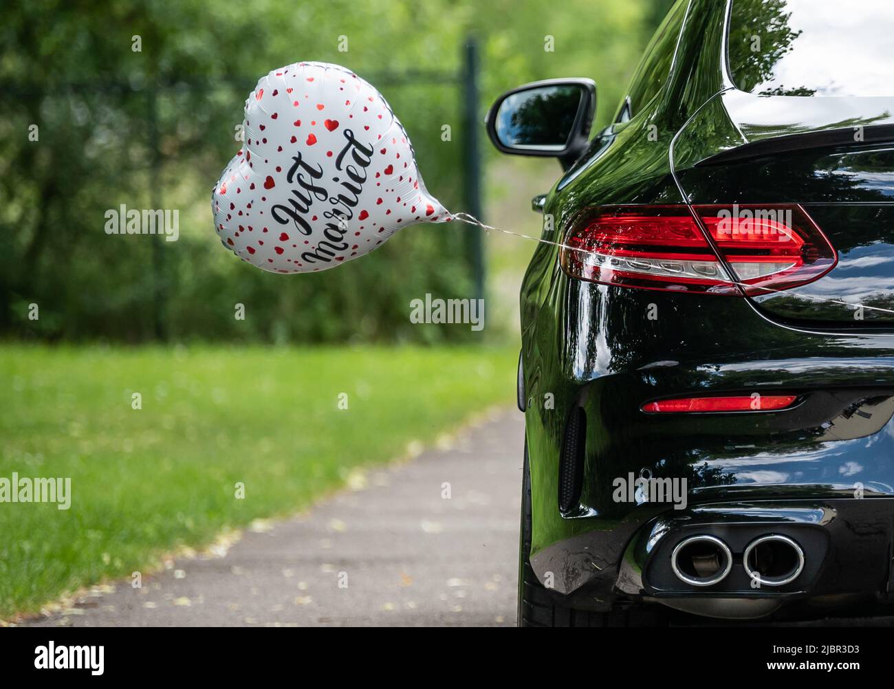 Rottweil, Allemagne. 04th juin 2022. Un ballon en forme de coeur avec  l'inscription juste marié est attaché à une voiture de mariée devant  l'église. Crédit : Silas Stein/dpa/Alay Live News Photo Stock -