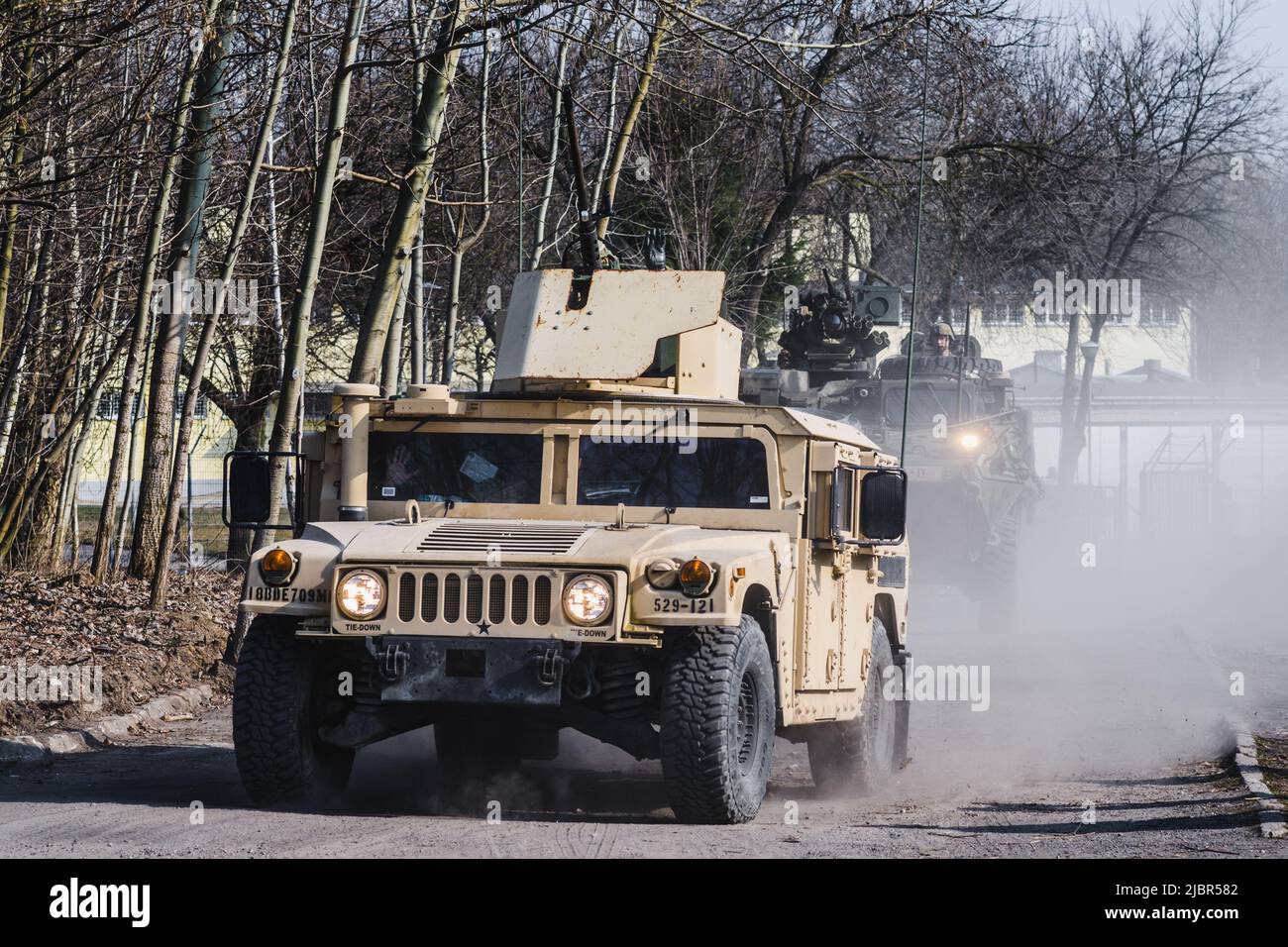 Lublin, Pologne - 25 mars 2015: Véhicule de l'armée des États-Unis (transporteur de personnel blindé) Humvee passant les rues de la ville Banque D'Images