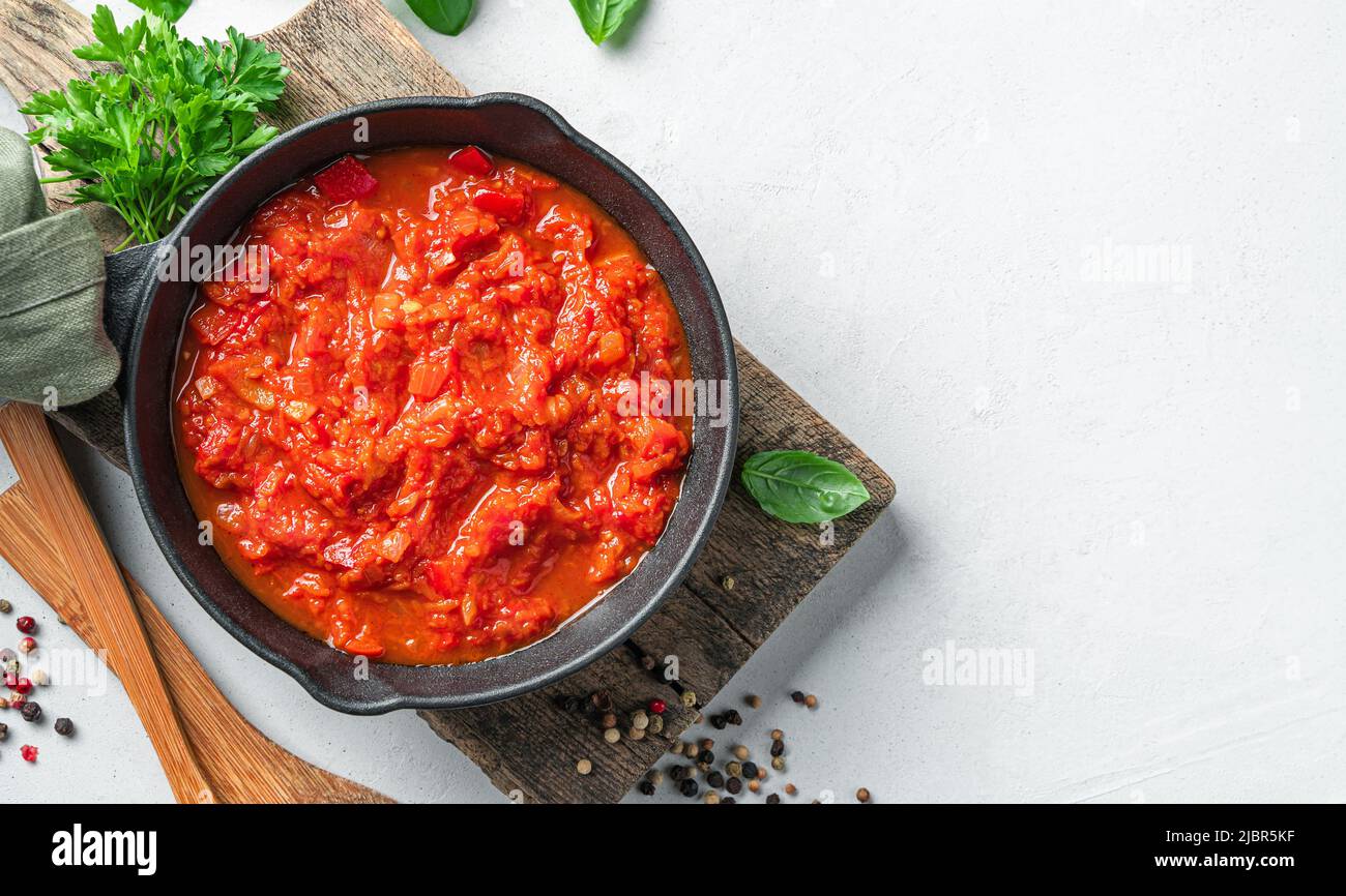 Sauce tomate maison classique dans une poêle. Banque D'Images