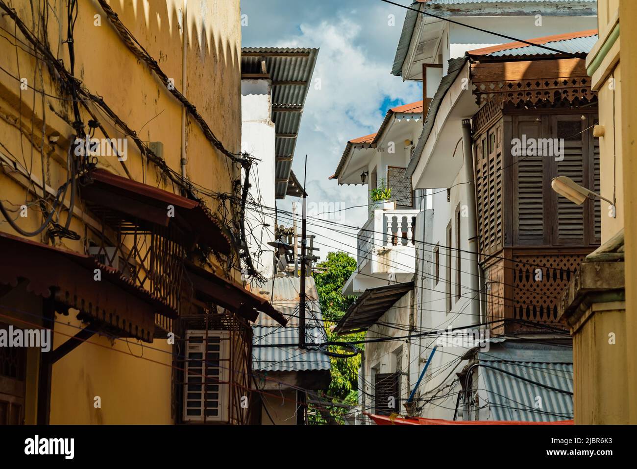 VILLE DE STONE, TANZANIE - 22 décembre 2021 : rues étroites et maisons anciennes à Stone Town, Zanzibar, Tanzanie Banque D'Images