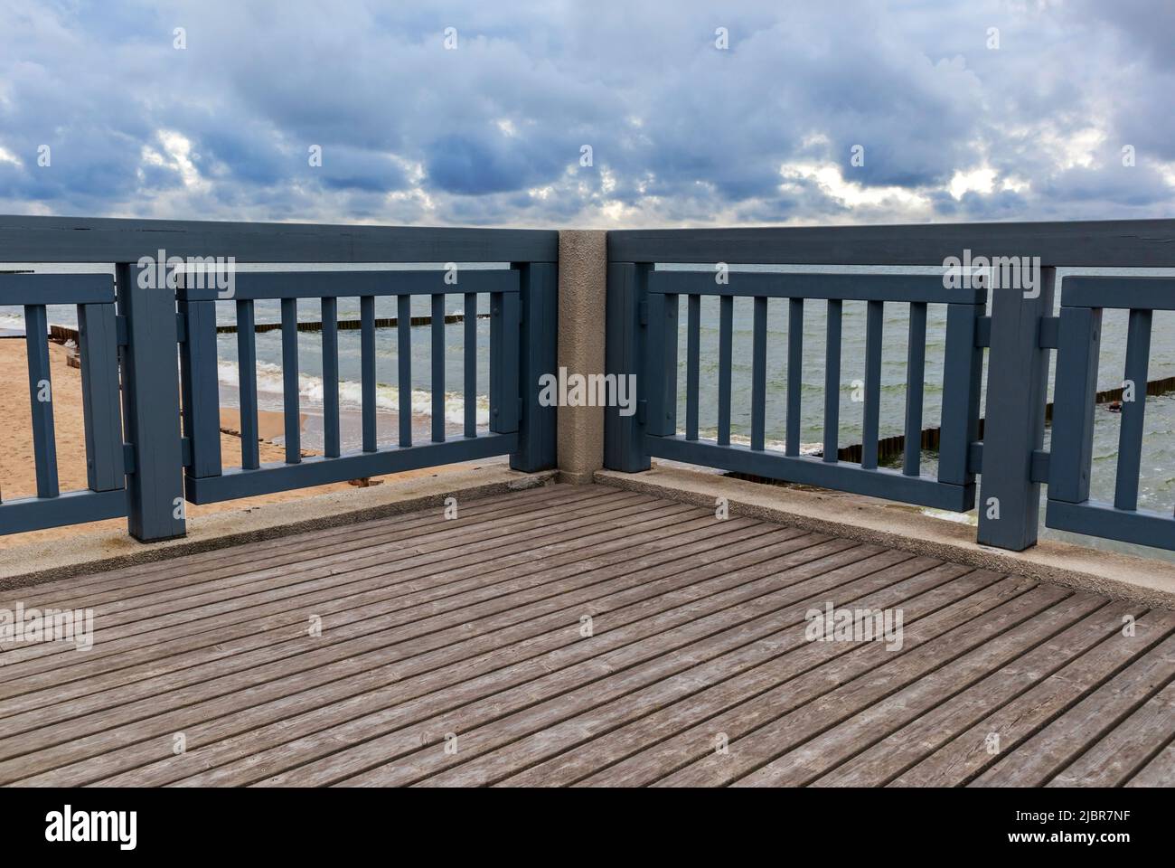 Remblai de mer avec des rampes. Promenade en bois pour marcher le long de la rive. Vue sur la mer depuis le remblai côtier Banque D'Images