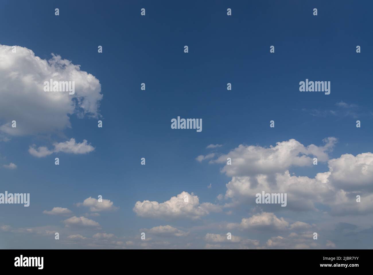 Ciel bleu avec nuages blancs, nuages cirrus sur ciel bleu d'été, espace de copie, fond de ciel de remplacement Banque D'Images