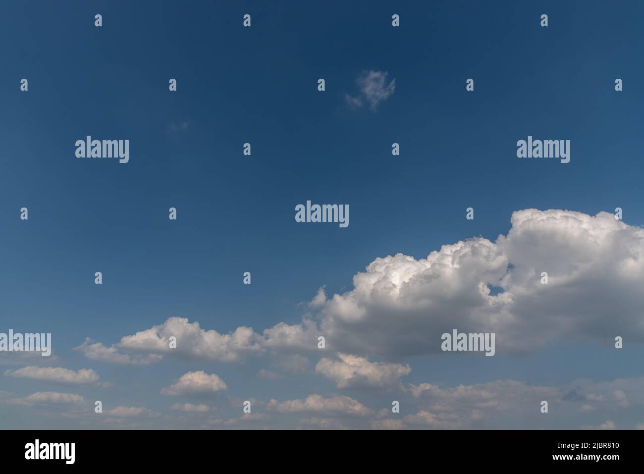 Ciel bleu avec nuages blancs, nuages cirrus sur ciel bleu d'été, espace de copie, fond de ciel de remplacement Banque D'Images