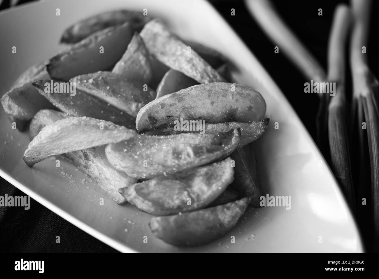 Pommes de terre frites maison Banque d'images noir et blanc - Alamy