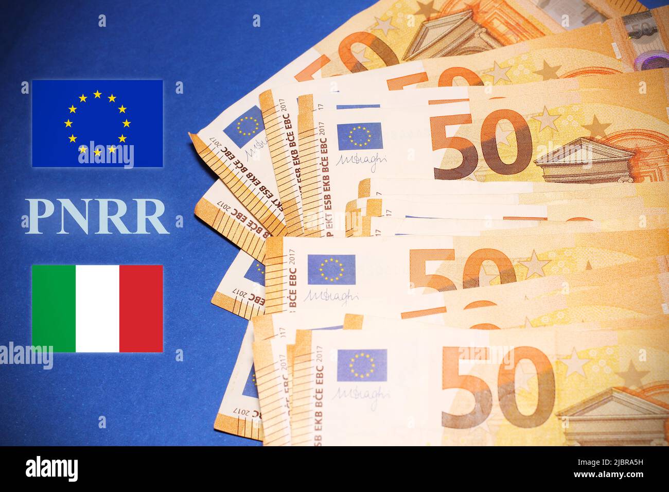 50 billets en euros sur une table bleue, avec les drapeaux italien et européen, texte PNRR. Banque D'Images