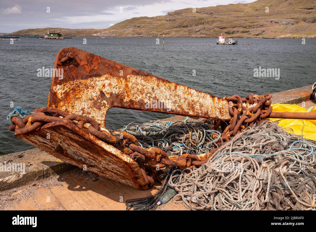 Ancienne ancre à Rosroe Pier, comté de Galway, Irlande Banque D'Images
