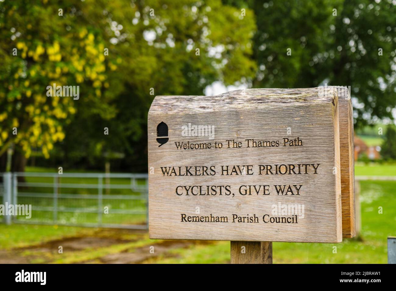Panneau Thames Path donnant des instructions aux cyclistes pour céder la place. Remenham, Berkshire, Angleterre, Royaume-Uni, Grande-Bretagne Banque D'Images