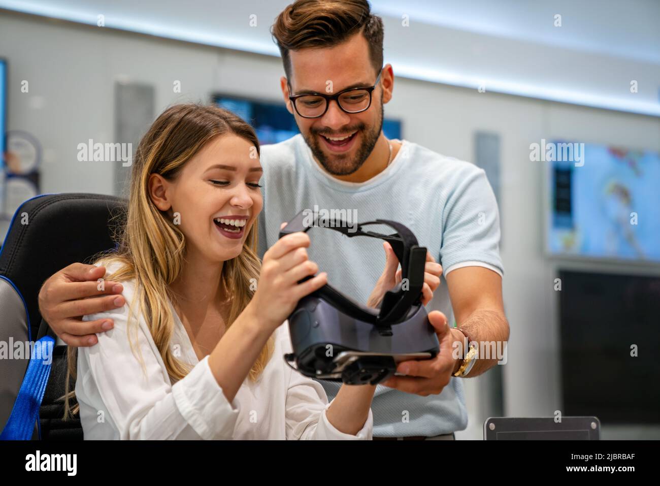 Groupe de personnes utilisant des micro-casques de réalité virtuelle lors d'expositions, de spectacles.Concept de simulation de la technologie VR Banque D'Images
