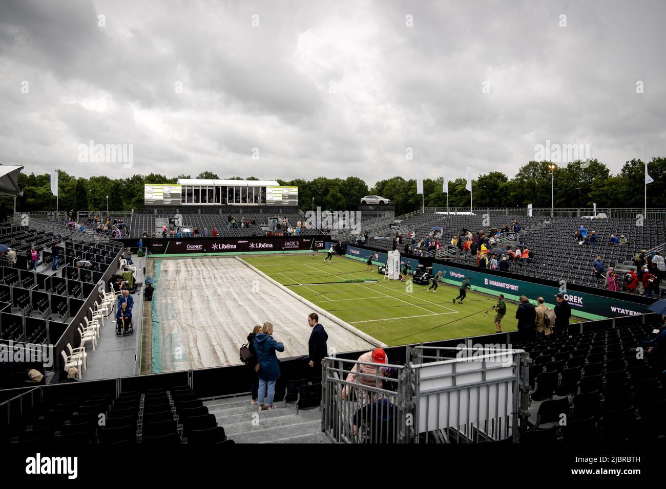 ROSMALEN - en raison de la pluie, les matchs du tournoi international de tennis Libema Open ont été arrêtés. Le tournoi combiné de tennis hollandais pour hommes et femmes se tiendra sur les terrains de pelouse d'Autotron pendant douze jours. ANP SANDER KING Banque D'Images