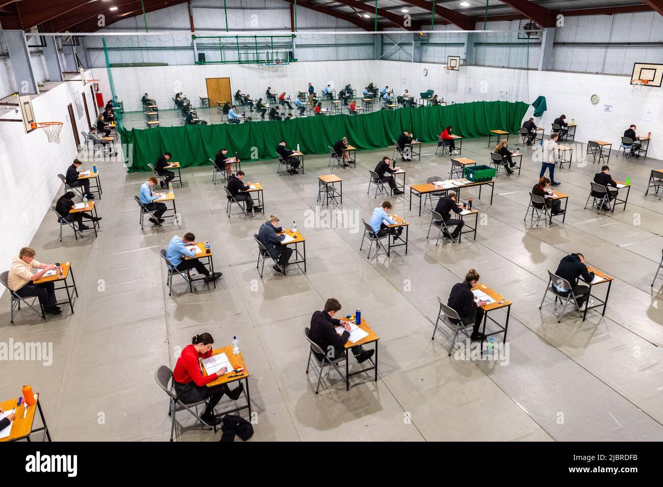 Bandon, West Cork, Irlande. 8th juin 2022. Les examens de départ et de certification junior commencent aujourd'hui avec environ 131 000 élèves qui suivent les examens dans tout le pays. Ce matin, les élèves de l'école de grammaire Bandon ont commencé leur document anglais 1 à 9,30 heures. Crédit : AG News/Alay Live News Banque D'Images