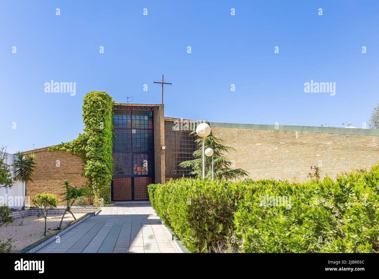 Entrée principale de l'église de Nuestra Señora del Carmen (notre Dame de Carmen) dans la rue calle ancha dans le village de Punta Umbria, Huelva, Andalousie, Espagne Banque D'Images