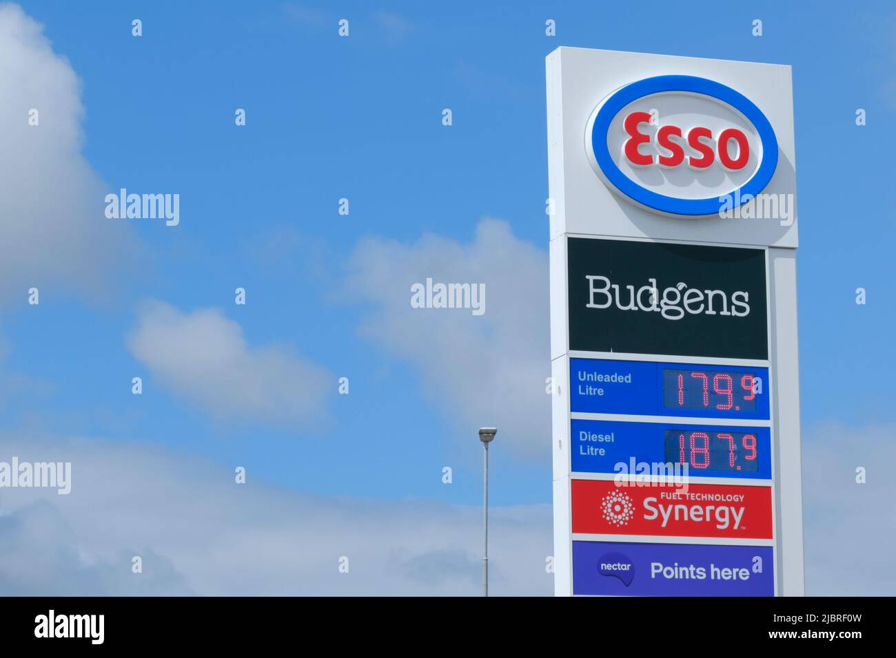 Bristol, Royaume-Uni. 8th juin 2022. Les prix de l'essence et du diesel continuent d'augmenter le coût de la vie. Le garage Esso près de Cribbs Causeway est illustré. Crédit : JMF News/Alay Live News Banque D'Images
