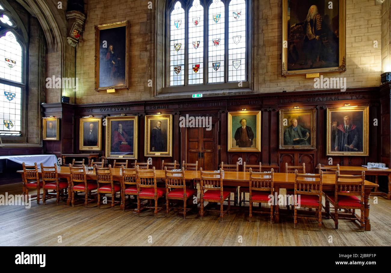 OXFORD CITY ENGLAND BALLIOL COLLEGE HALL INTÉRIEUR DE LA TABLE HAUTE ET DES PORTRAITS DE MAÎTRES PASSÉS Banque D'Images