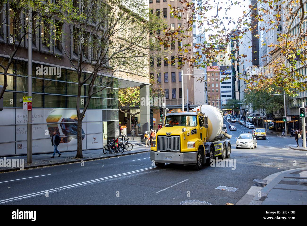 Camion en béton Ready Mix dans le centre-ville de Sydney, Nouvelle-Galles du Sud, Australie Banque D'Images