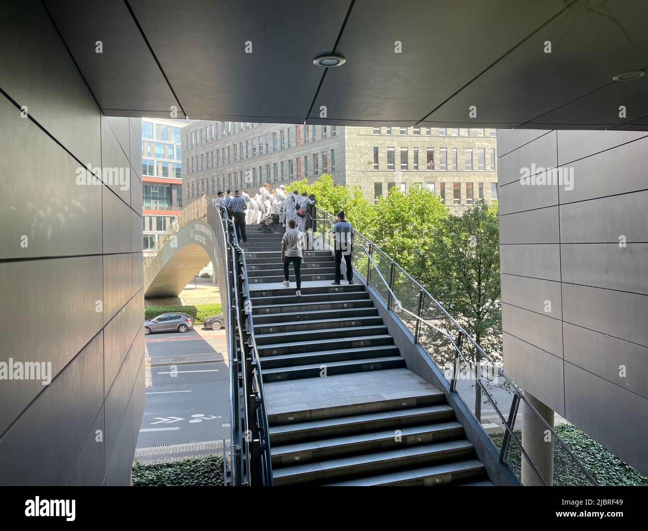 Prague, République tchèque - 8 juin 2022: Protestation contre l'assurance des mines de charbon et des compagnies pétrolières sur le pont près du bâtiment de Kooperativa Banque D'Images
