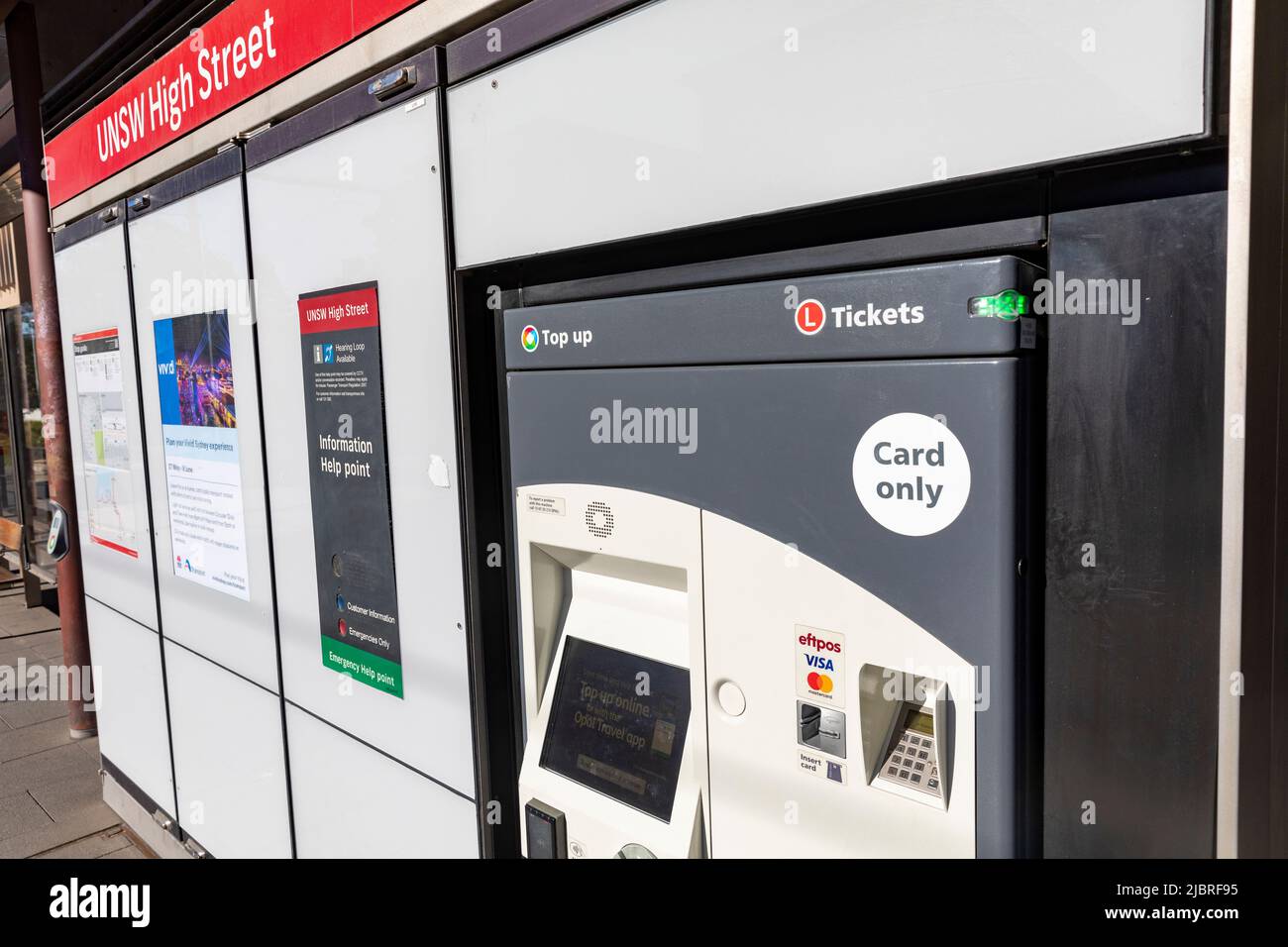 Station de métro léger d'UNSW High Street avec machine à billets pour compléter la carte de voyage opale ou acheter des billets de train, Sydney, NSW, Australie Banque D'Images