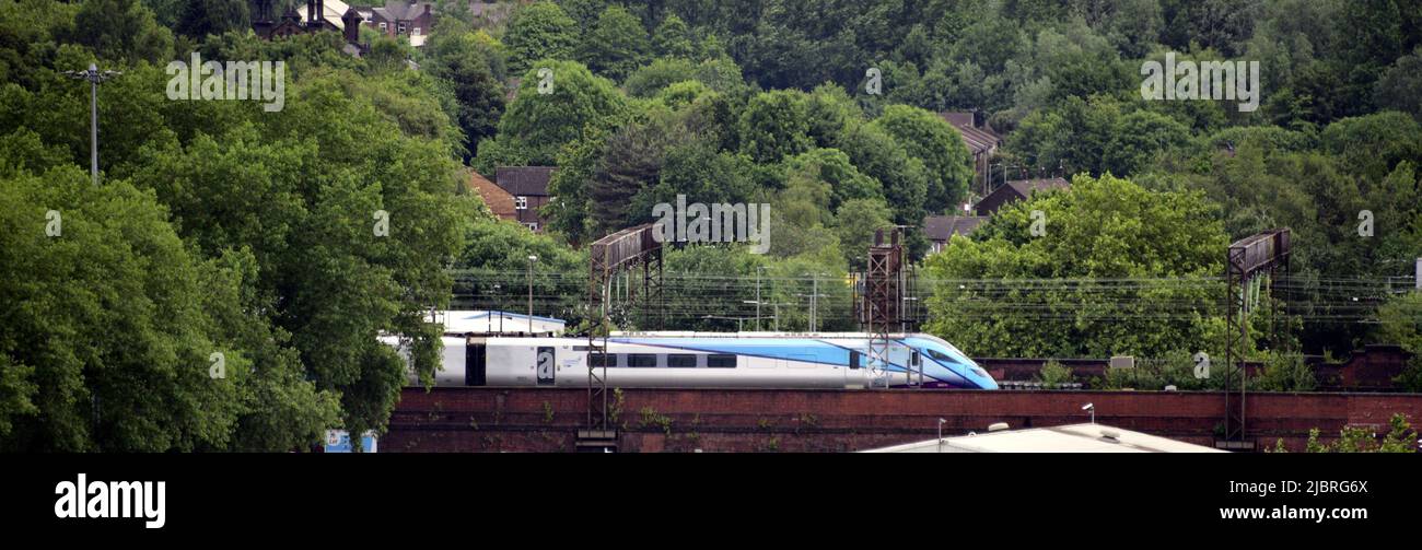 Manchester, Royaume-Uni, 8th juin 2022. Vue aérienne d'un train Avanti quittant la gare de Piccadilly, Manchester, Angleterre, Royaume-Uni, Iles britanniques. Le syndicat ferroviaire, maritime et des transports (RMT) a demandé aux membres de se préparer à « fermer le réseau ferroviaire », avec des grèves prévues les 21st, 23rd et 25th juin 2022. Le syndicat RMT proteste contre les réductions d'emplois et l'absence d'offre de salaire. Au fur et à mesure que l'inflation augmente au Royaume-Uni, les syndicats demandent des règlements de salaires plus importants. Crédit : Terry Waller/Alay Live News Banque D'Images