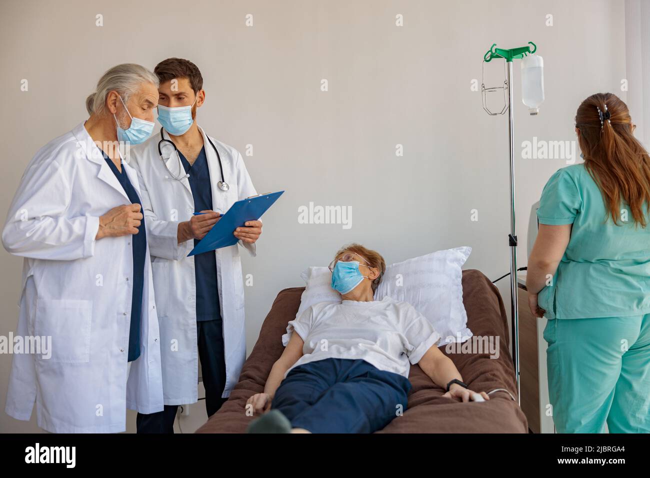 Les médecins professionnels discutent du diagnostic du patient dans la salle d'hôpital Banque D'Images