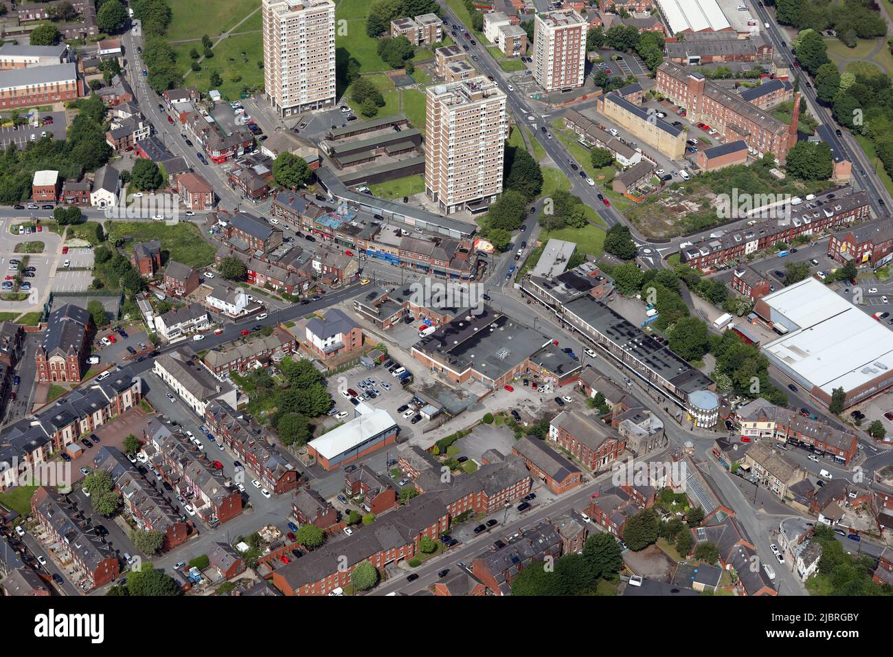 Vue aérienne de Town Street dans le centre-ville d'Armley, Leeds, West Yorkshire Banque D'Images