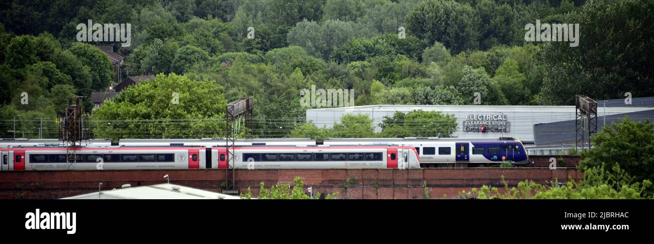 Manchester, Royaume-Uni, 8th juin 2022. Vue aérienne de deux trains, d'un train de transport pour le pays de Galles arrivant à, et d'un train du Nord partant, Piccadilly train Station, Manchester, Angleterre, Royaume-Uni, Îles britanniques. Le syndicat ferroviaire, maritime et des transports (RMT) a demandé aux membres de se préparer à « fermer le réseau ferroviaire », avec des grèves prévues les 21st, 23rd et 25th juin 2022. Le syndicat RMT proteste contre les réductions d'emplois et l'absence d'offre de salaire. Au fur et à mesure que l'inflation augmente au Royaume-Uni, les syndicats demandent des règlements de salaires plus importants. Crédit : Terry Waller/Alay Live News Banque D'Images