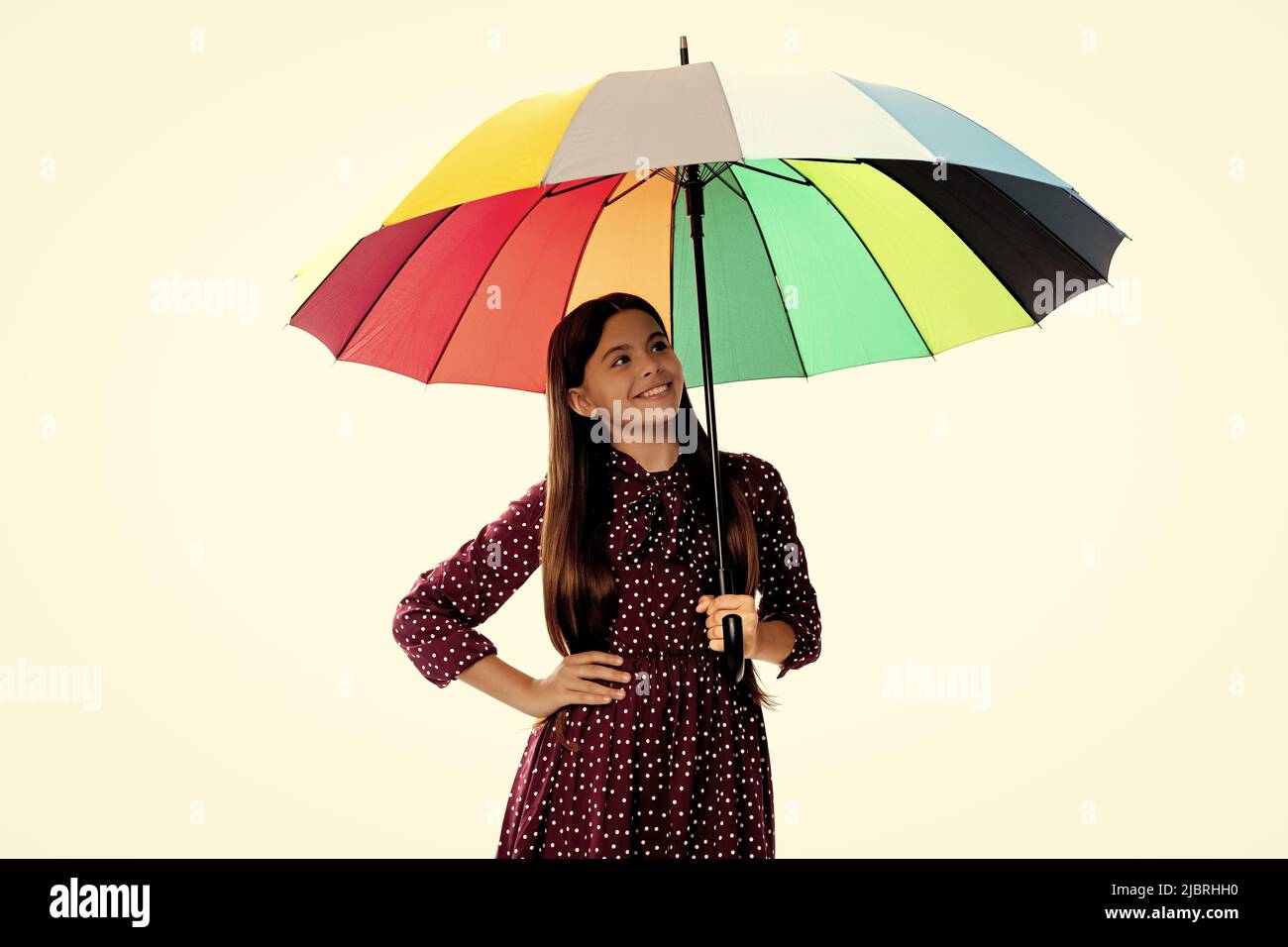enfant entre filles élégant. enfant heureux avec parasol coloré. enfant avec parasol arc-en-ciel isolé sur blanc. Banque D'Images